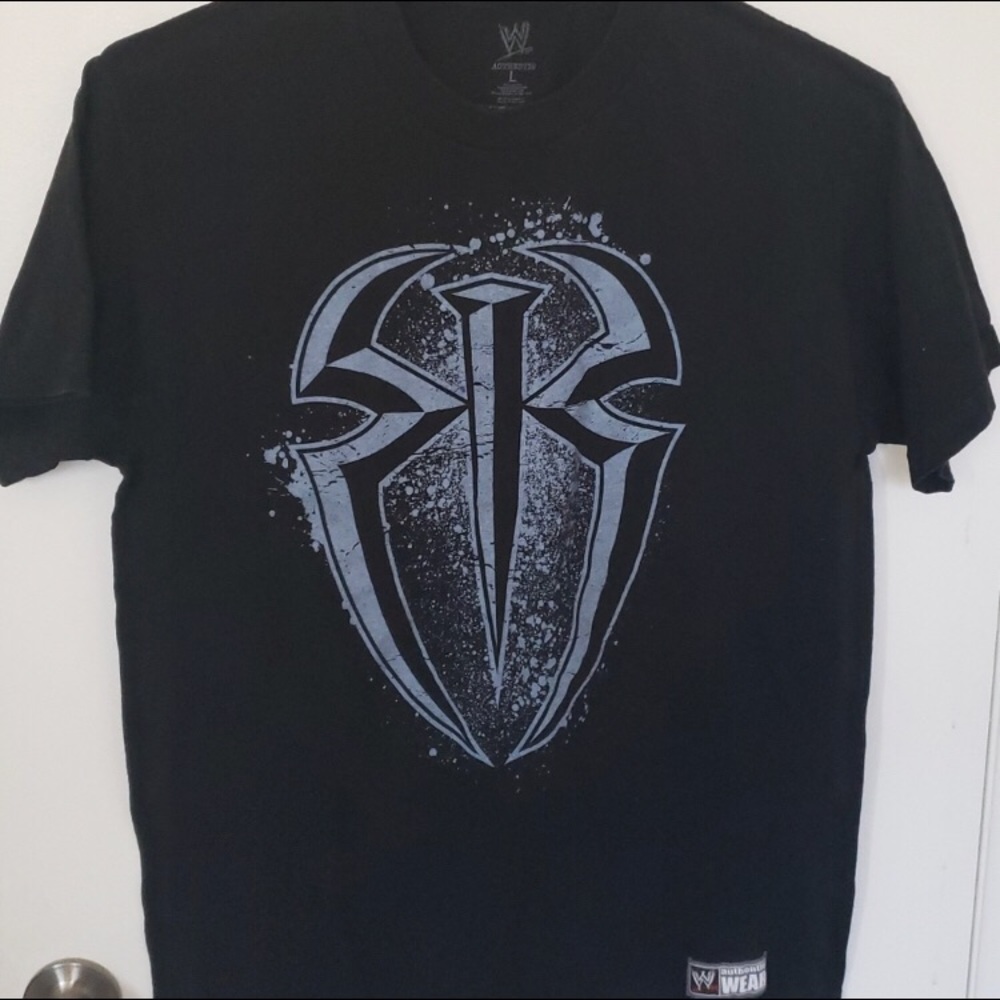 WWE Roman Reigns Insignia T-Shirt. Size: Large